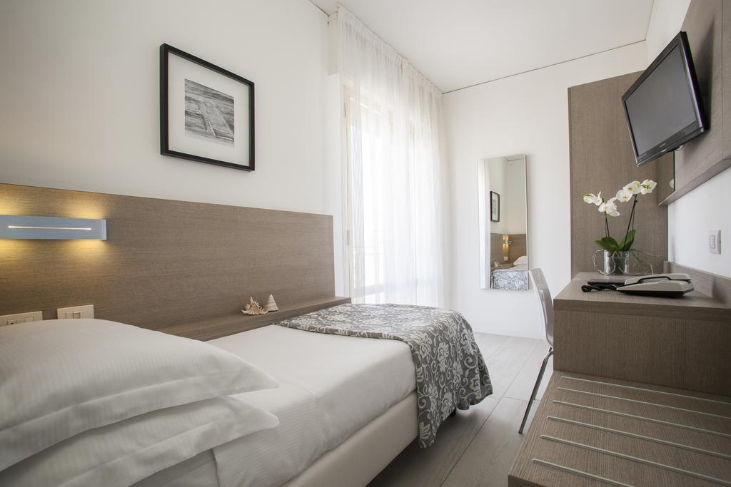 Single Room with Partial Sea View,402913458:JPEG