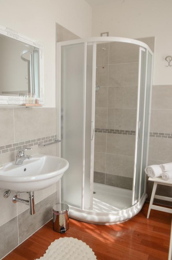 Single Room,633879909:JPEG