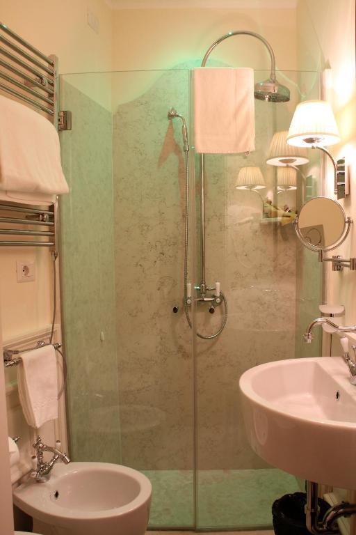 Small Double Room,737527057:JPEG