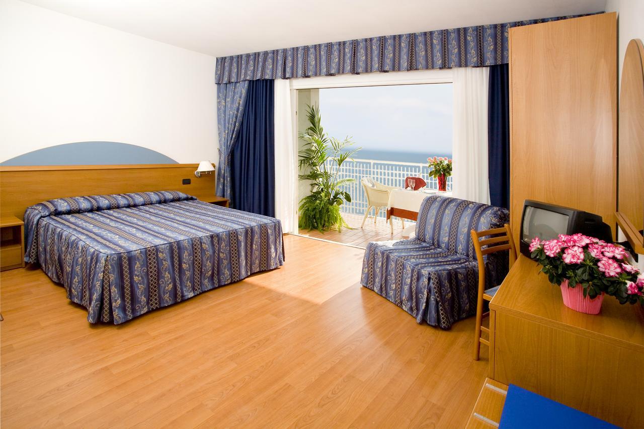 Comfort Triple Room with Front Sea View