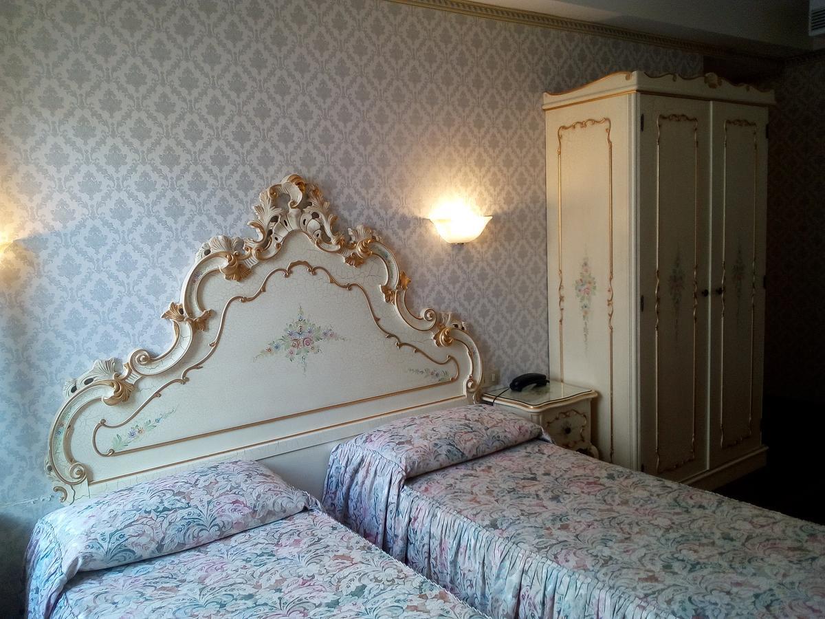 Quarto com 2 Camas de Solteiro
