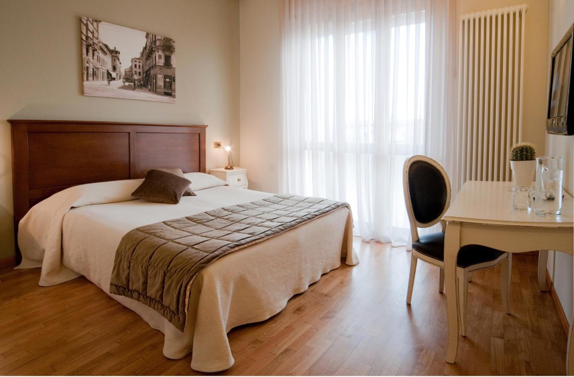 Double or Twin Room,684894615:JPEG