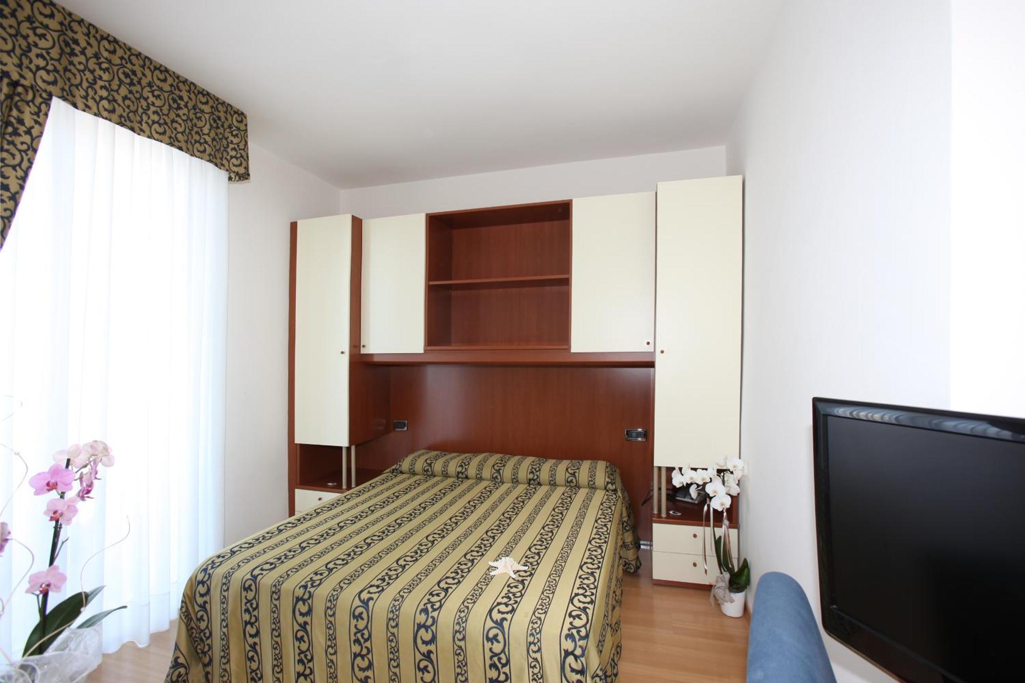 Doppel-/Zweibettzimmer mit Balkon