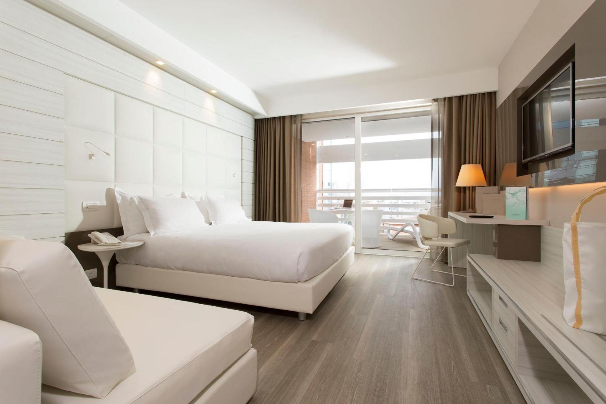 Chambre Triple Supérieure - Vue Partielle sur la Mer