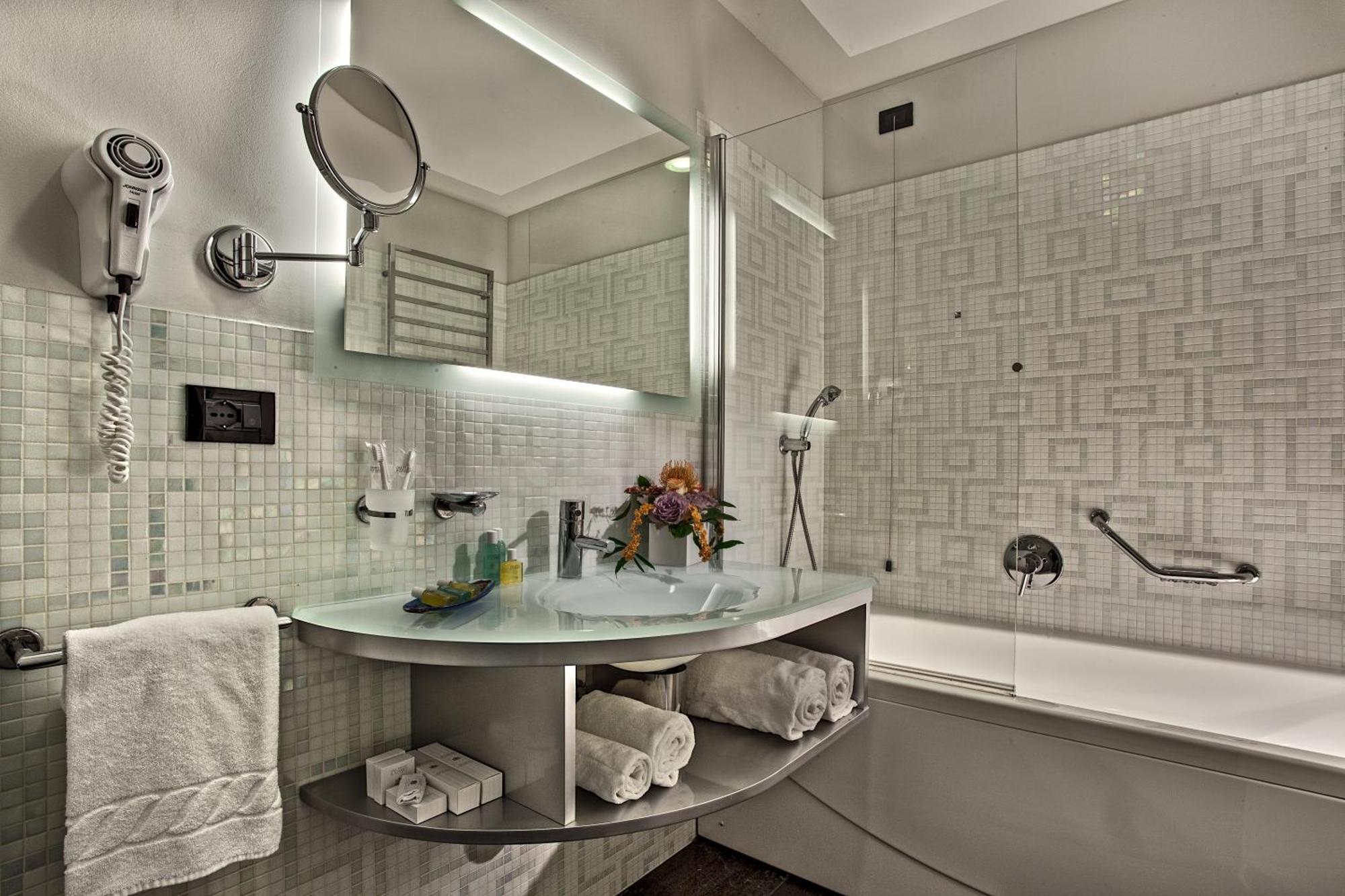 Deluxe Double Room,705261586:JPEG