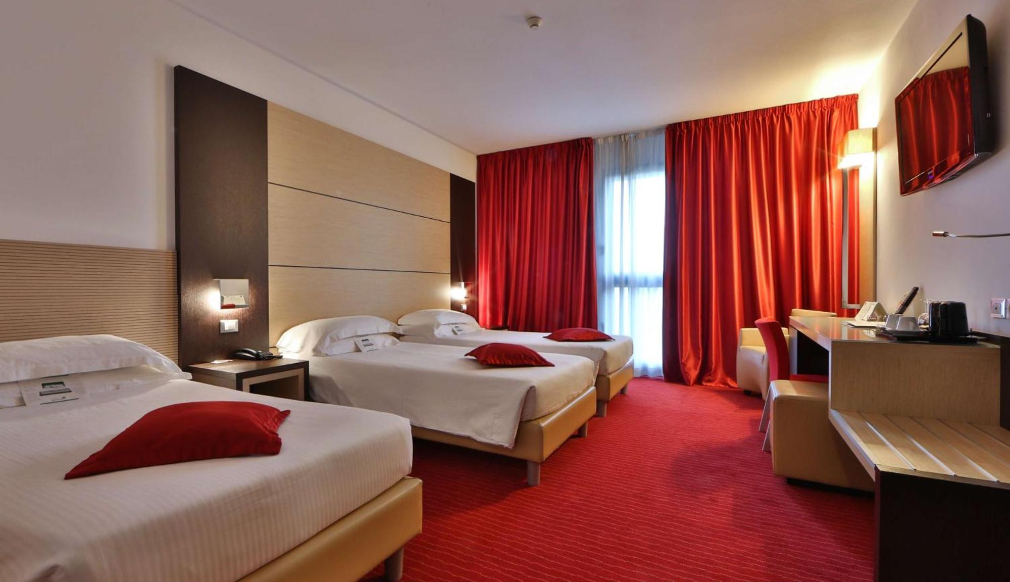 Comfort Queen Room with Extra Single Bed