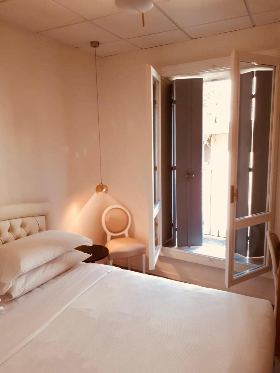 Doppelzimmer mit Balkon und Zugang zum Spa
