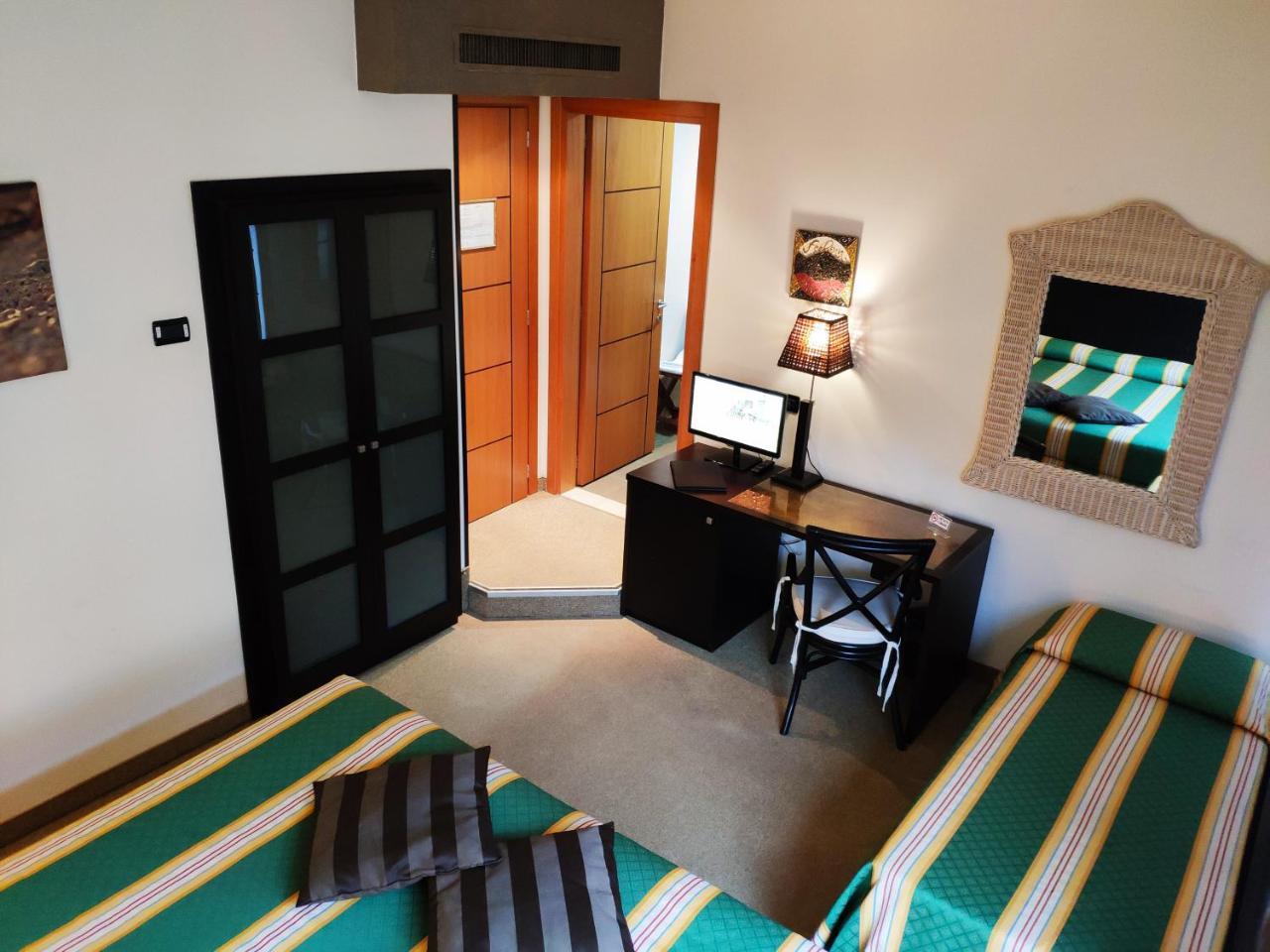 Quarto Triplo com Banheiro Privativo