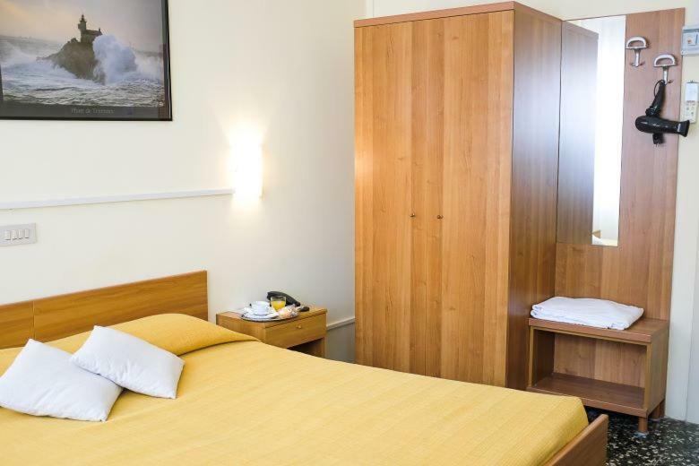 Quarto com Cama de Casal ou 2 de Solteiro e Banheiro Compartilhado