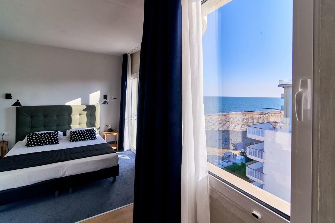 Family Room with Side Sea View,806345694:JPEG