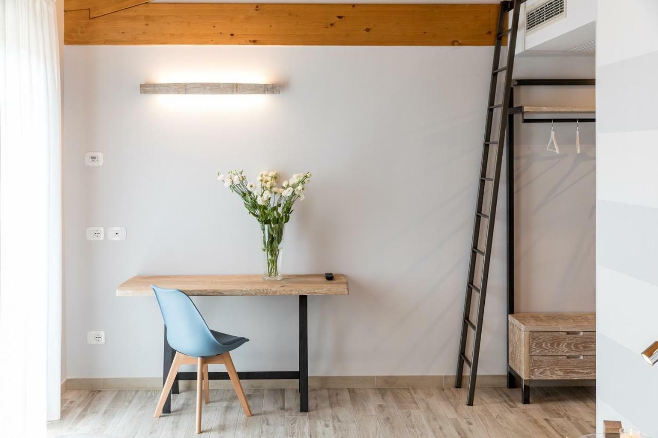 Doppelzimmer mit kleinem Balkon und Gartenblick
