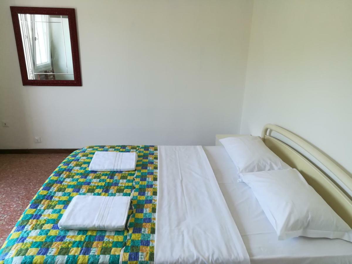 Quarto Triplo Básico com Banheiro Compartilhado