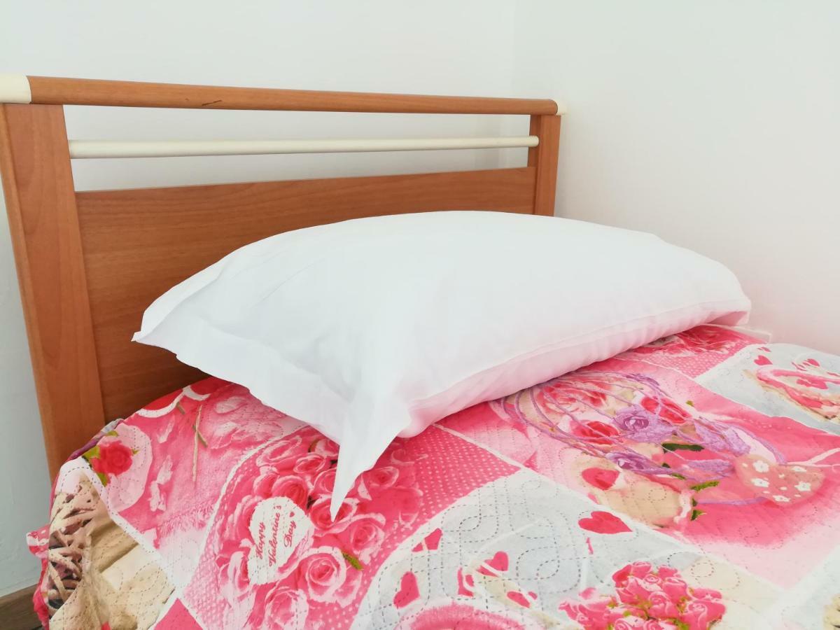 Quarto com Cama de Casal ou 2 de Solteiro e Banheiro Compartilhado