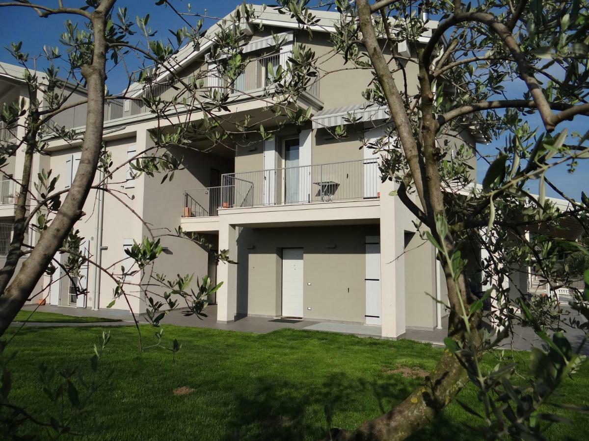 Appartamento con Balcone e Vista Lago