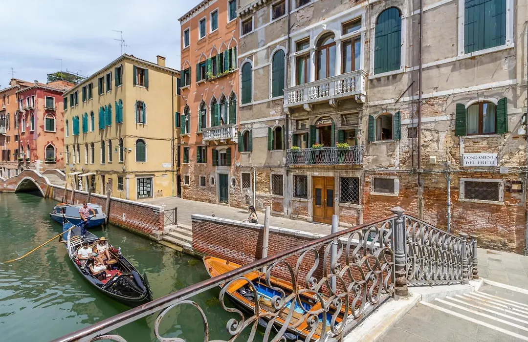 Palazzo San Firmino Residenza Storica All Suite Canal View-1