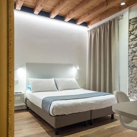 Teatro Romano Easy Suites-2