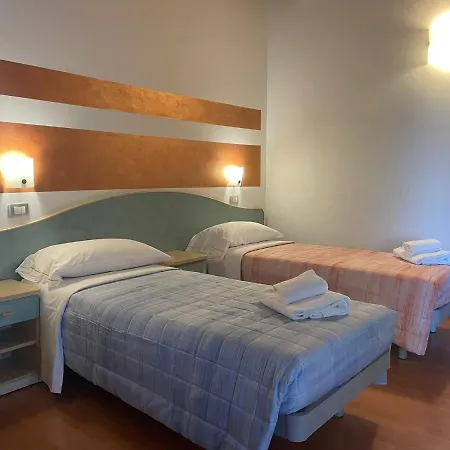 Vittoria Rooms Peschiera-3