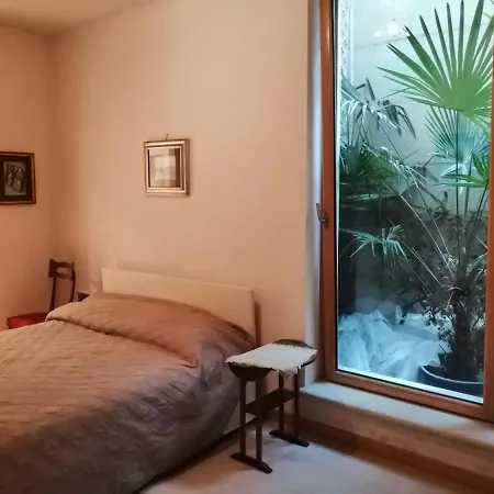 camera king size in villa con piscina termale-3
