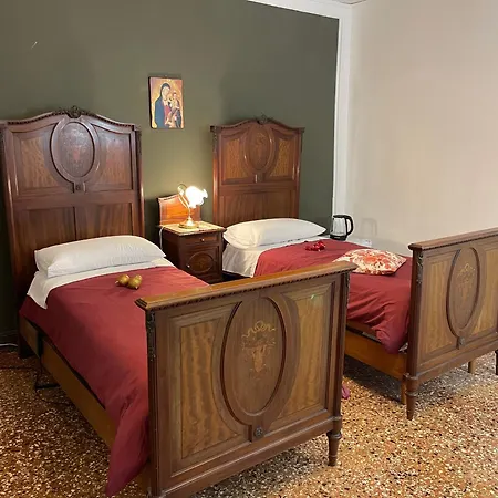 Lions Venice Guest House-3