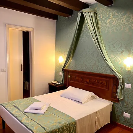 Hotel Canada-2