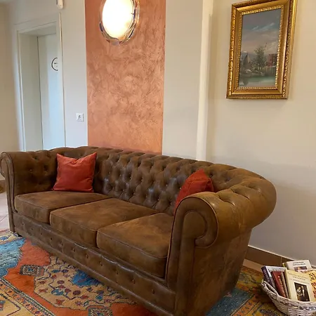 Betty'S House-2