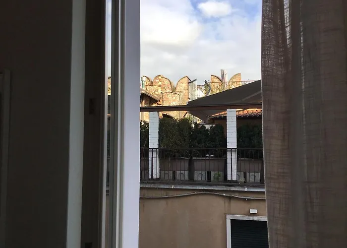 A Due Passi Da Giulietta-Casa Montecchi Verona