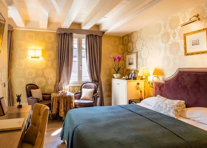 Venice hotels near Constitution Bridge