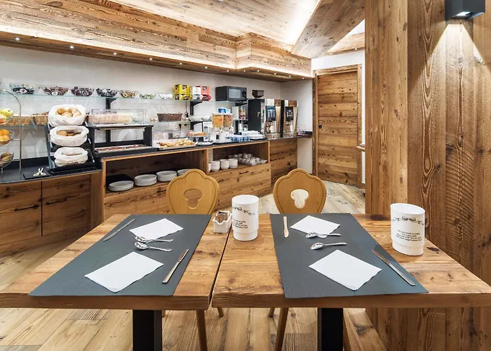 Cortina d'Ampezzo hotels near Lago Ghedina