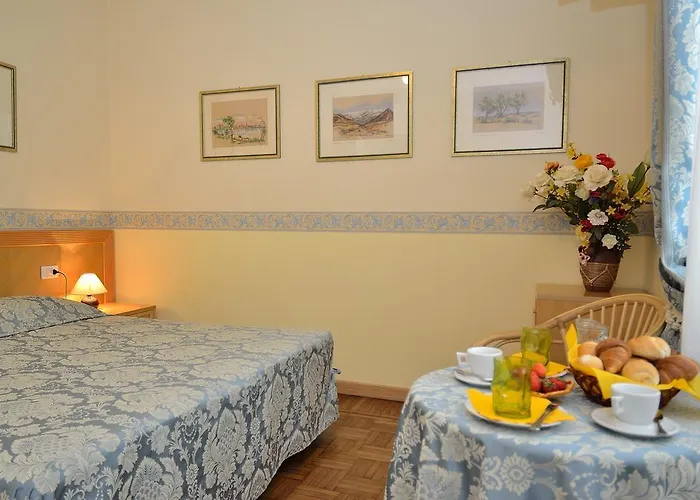 Lido di Venezia hotels near San Lazzaro